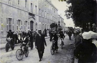 Iconographie - Cyclistes fleuries lors des fête du centenaire