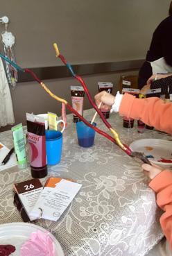 Iconographie - Confection un bâton de force à l'Ecole Buissonnière