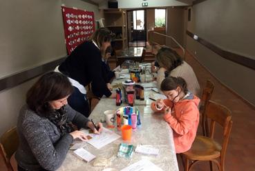 Iconographie - Confection un bâton de force à l'Ecole Buissonnière