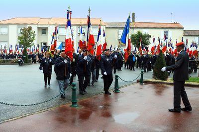 Iconographie - Remise du drapeaux aux soldats de France avec l'UNC 85