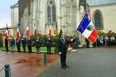 Iconographie - Remise du drapeaux aux soldats de France avec l'UNC 85