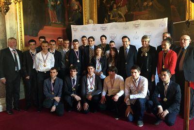 Iconographie - Remise de médailles et diplômes lauréats du concours d'un des meilleurs apprentis de France