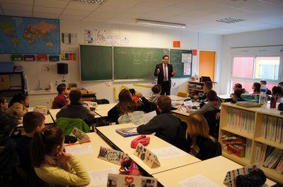 Iconographie - Intervention du sénateur à l'école du Sacre-Coeur