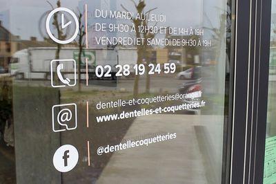 Iconographie - Magasin Dentelle et coquetteries - Affichage des horaires d'ouverture