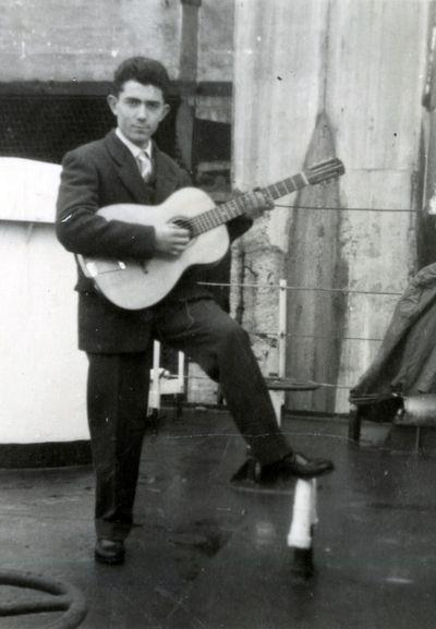 Iconographie - Georges Tanneau jouant de la guitare