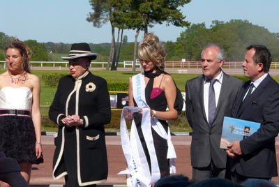 Iconographie - Fête des Courses avec Geneviève de Fontenay