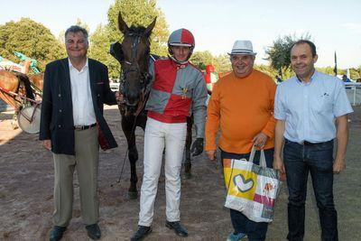 Iconographie - Une arrivée à l'hippodrome