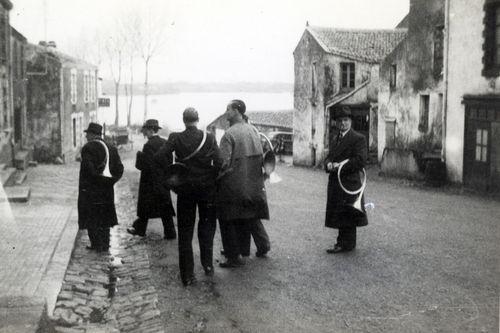 Iconographie - Le Bien-Allé - Sortie de messe Saint-Hubert