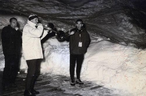 Iconographie - Sonneurs du Bien-Allé dans une grotte