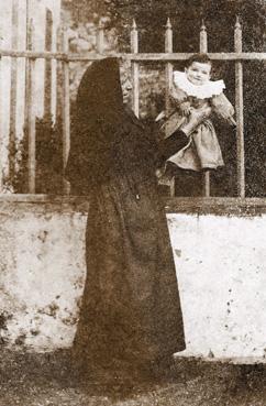 Iconographie - Madame Viaud portant son petit-fils Amand Henry