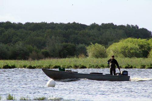 Iconographie - David Lefort sur son bateau, lac de Grand-Lieu