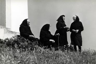 Iconographie - Vieilles femmes à la chapelle de Montfort