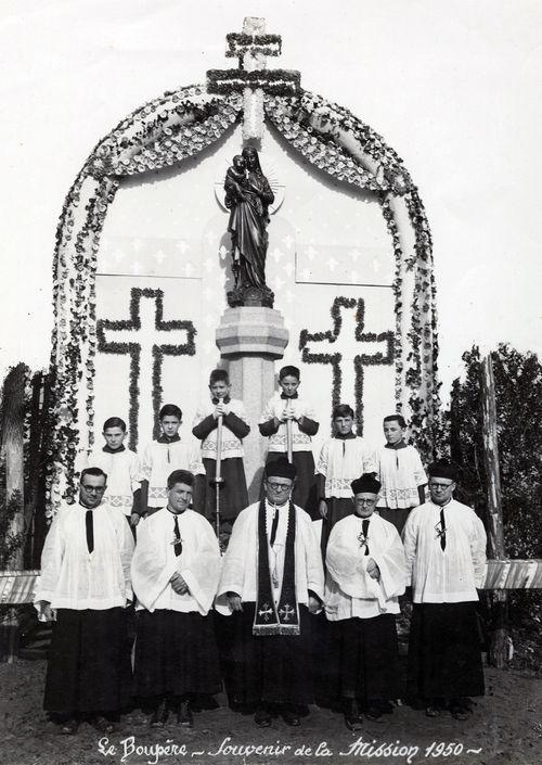 Iconographie - Prêtres et enfants de choeur de la mission 1950