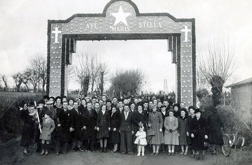 Iconographie - Mission 1950 - Habitants route de Saint Michel
