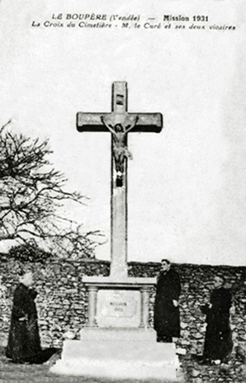 Iconographie - Mission 1931 - La croix du Cimetière - M. le curé et ses deux vicaires