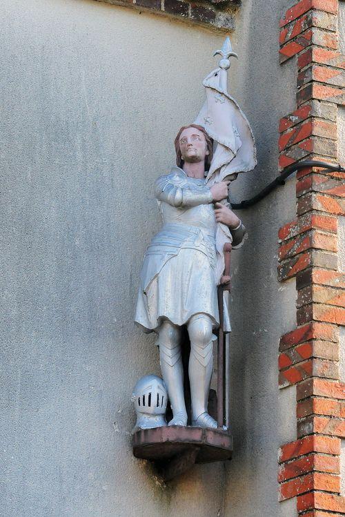 Iconographie - Statue Jeanne d'Arc à l'école 