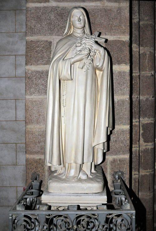 Iconographie - Statue de Sainte Thérèse de Lisieux à l'église