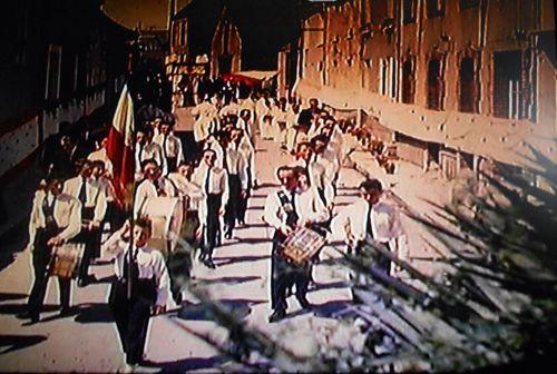 Iconographie - Fanfare en procession dans la rue Foch (Chapelle)