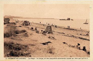 Iconographie - La plage - Au loin, un des bateaux allemands coulés en 1944 par la RAF