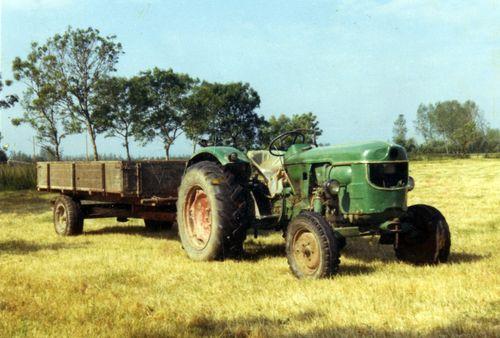 Iconographie - Tracteur agricole et sa remorque au Grabat