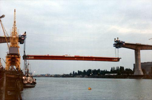 Iconographie - Installation du tablier central du pont de Saint-Nazaire