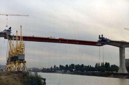 Iconographie - Installation du tablier central du pont de Saint-Nazaire