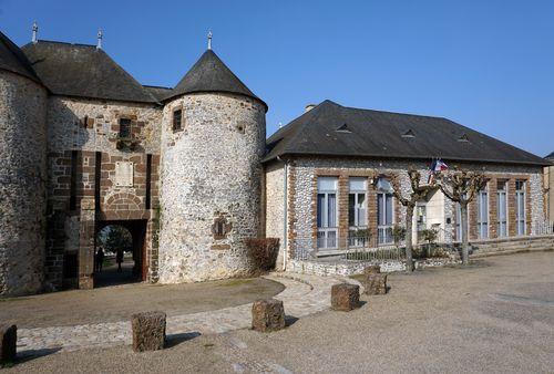 Iconographie - Château de Fresnay-sur-Sarthe et le secrétariat de mairie