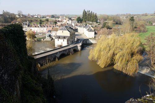 Iconographie - Vue sur le bourg et la rivière Sarthe