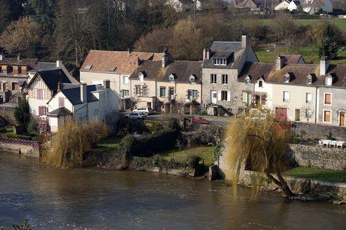 iconographie - Vue sur le bourg et la rivière Sarthe