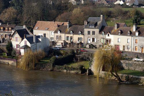 Iconographie - Vue sur le bourg et la rivière Sarthe