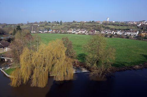 Iconographie - Vue sur le bourg et la rivière Sarthe