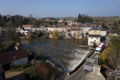 Iconographie - Vue sur le bourg et la rivière Sarthe