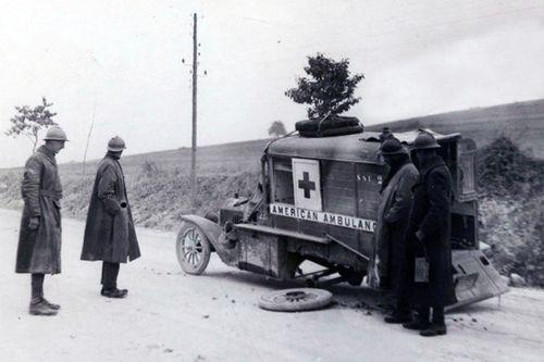 Iconographie - Ambulance américaine en panne sur le front