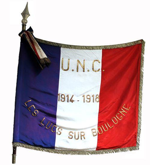 Iconographie - Le drapeau de l'UNC 1914/1918 exposé à la Mairie