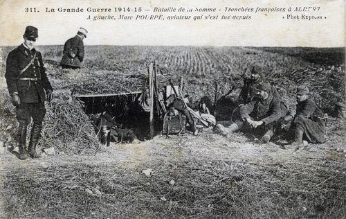 Iconographie - Bataille de la Somme - Tranchées françaises à Albert. A gauche Marc Pourpe, aviateur qui s'est tué depuis