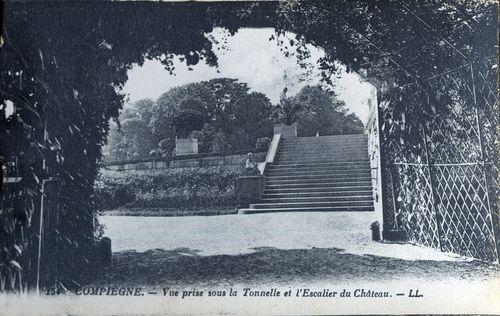 Iconographie - Vue sous la tonnelle et l'escalier du château