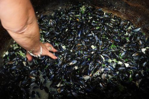 Iconographie - Feux de la Saint-Jean - Cuisson des moules