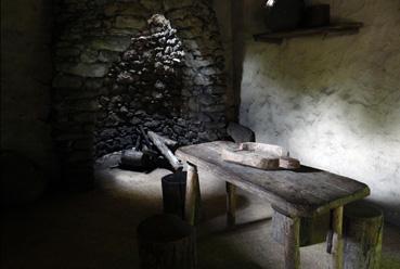 Iconographie - La pièce de vie mérovingienne, au Grand parc du Puy du Fou