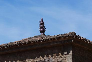 Iconographie - Poterie de faîtage au Grand parc du Puy du Fou