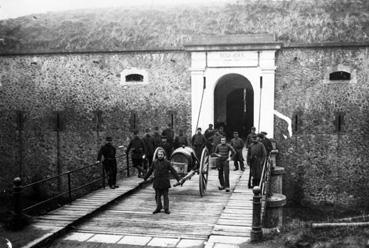 Iconographie - Dépôt d'internés civils allemands - Entrée de la forteresse