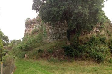 Iconographie - Au pied du château médiéval