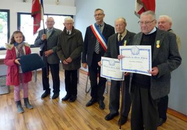 Iconographie - Remise de médaille par Louis Chapon, maire