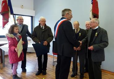 Iconographie - Remise de médailles du mérite fédéral, par Louis Chapon, maire