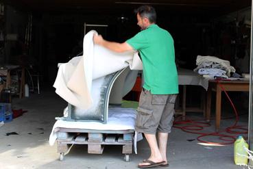 Iconographie - Changement de tissu d'une banquette à l'Atelier du cuir de l'Atlantique