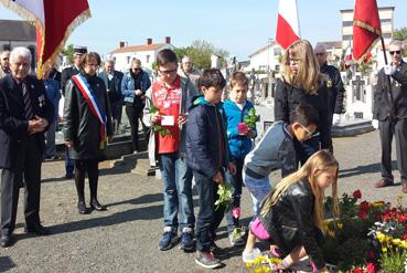 Iconographie - Remise de gerbes par les enfants des écoles