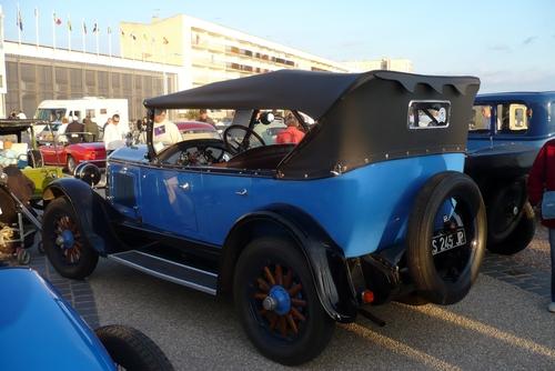 Iconographie - Voiture de collection sur le remblai