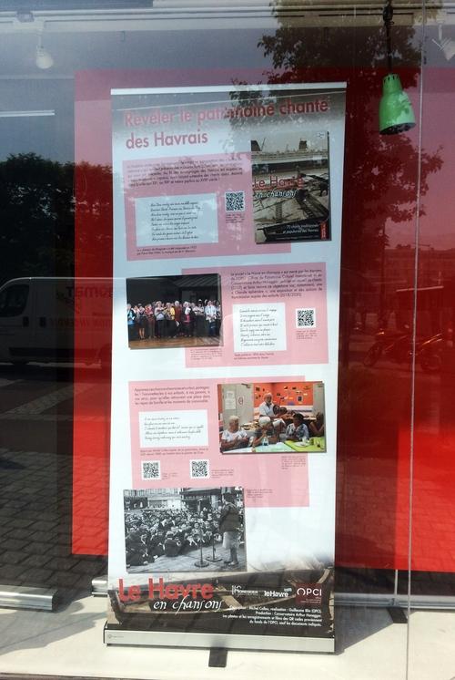Iconographie - la devanture de la Maison du patrimoine du Havre annonçant l'exposition Le Havre en chansons
