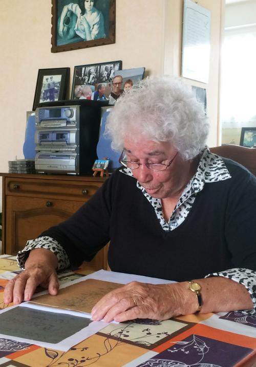 Iconographie - Collectage chez Yvonne Cuvier qui chante avec le cahier de chants de Marie Desjardins