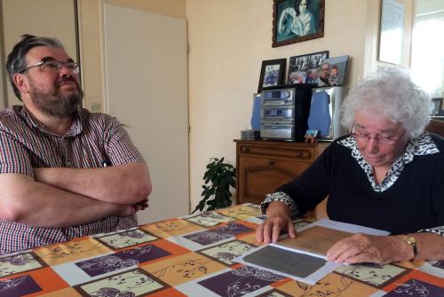 Iconographie - Collectage chez Yvonne Cuvier qui chante avec le cahier de chants de Marie Desjardins