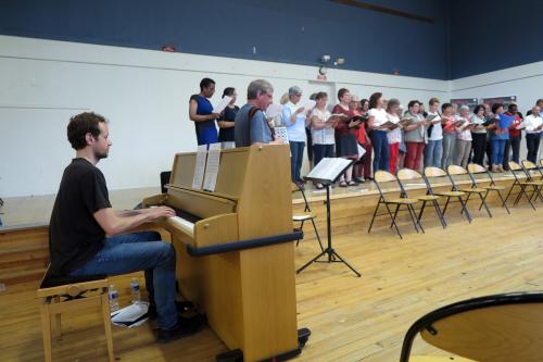 Iconographie - Valentin Barray au piano et La chorale Ephméère au concert Le Havre en chansons à la Salle Franklin